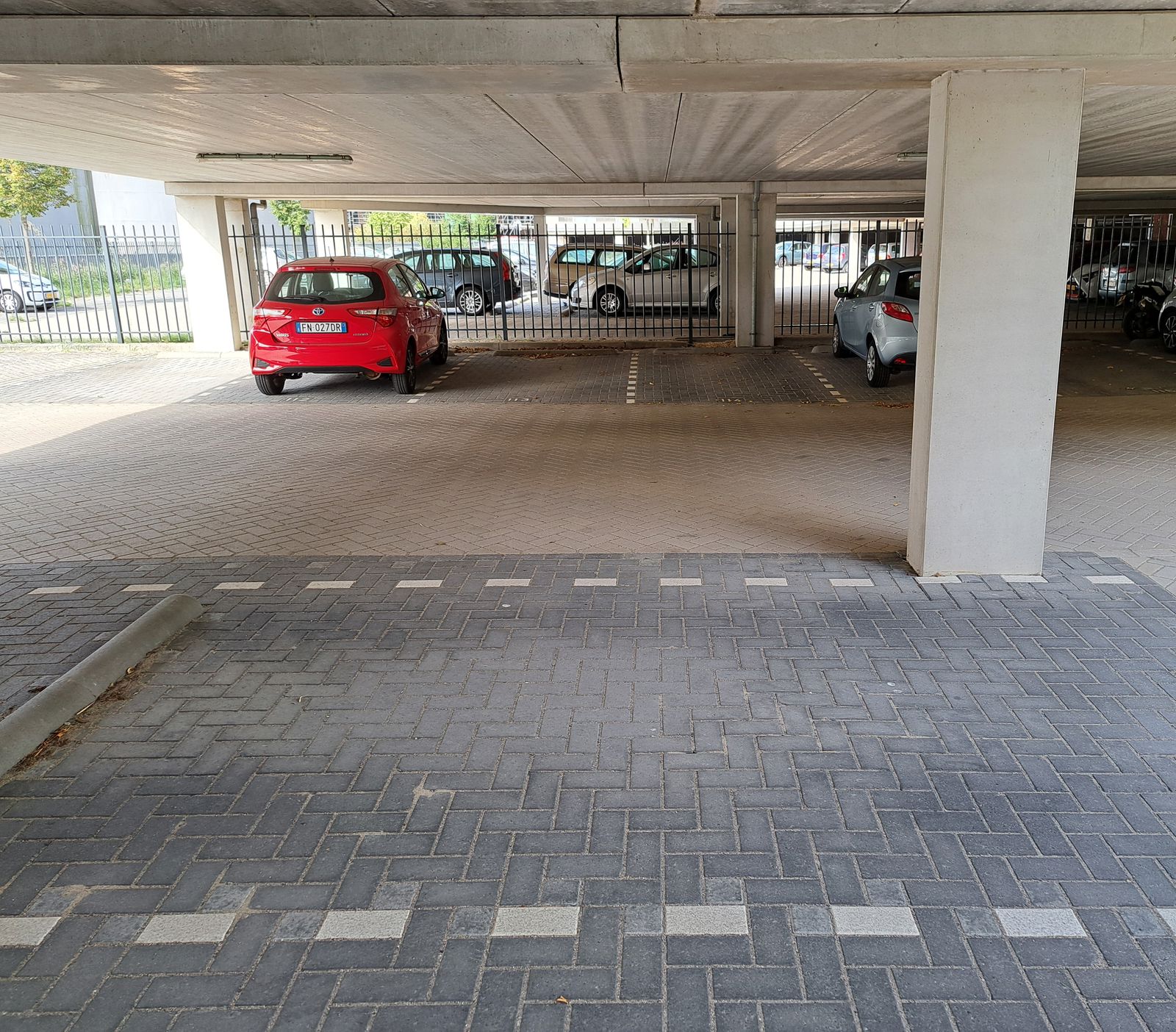 Overdekte parkeerplaats in de buurt van Leiden Lammenschans